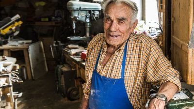 Italien Suedtirol Trentino Alto Adige Dolomiten Val d’Ega Eggen-Tal Eggen Drechsler Toni Pircher