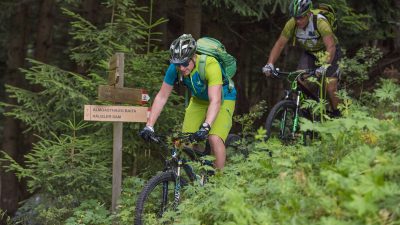 Italien Suedtirol Trentino Alto Adige Dolomiten Val d’Ega Eggen-Tal Eggen Biken unterm Latemar