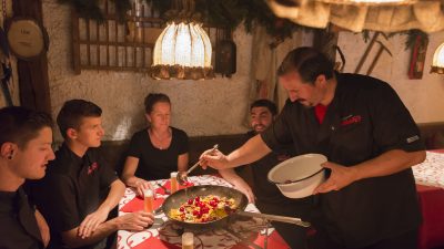 Italien Suedtirol Trentino Alto Adige Ulten Tal Ulten Val d'Ultimo St. Nikolaus Erlebnishotel Waltershof Flambierter Kaiserschmarrn Italien Suedtirol Trentino Alto Adige Ulten Tal Ulten Val d'Ultimo St. Nikolaus Erlebnishotel Waltershof Flambierter Kaiserschmarrn