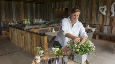 Italien Suedtirol Trentino Alto Adige Ulten Tal Ulten Val d'Ultimo St. Nikolaus Erlebnishotel Waltershof Victoria Blumendeko