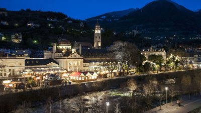 Zur Weihnachtszeit verwandelt sich der Christkindlmarkt die Meraner Altstadt rund um Passerpromenade, Pfarrkirche und Therme Meran in eine einzigartige Flaniermeile. ©IDM Südtirol,Alex Filz