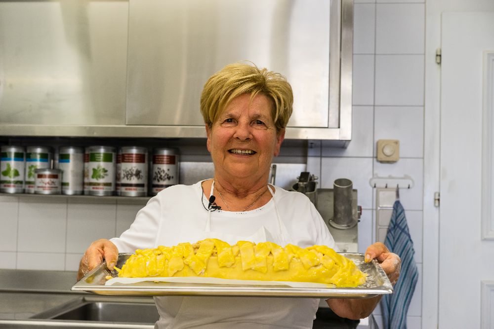Frau Ortner vom Wanderhotel Zirmerhof mit einem traditionellen Apfelstrudel
