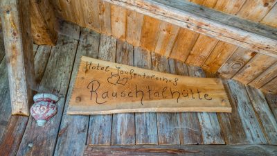 Grillfest auf der Rauschtalhütte des JaufentalerhofsGrillfest auf der Rauschtalhütte des Jaufentalerhofs