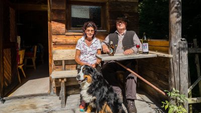 Am Talschluss des Jaufentals ist kein Auto zu hören – hier liegt das Hotel, umgeben von grünen Wiesen und Bergen der Stubaier und Sarntaler Alpen.Max und Trude Girtler, Seniorchefs vom Jaufentalerhof in Südtirol Am Talschluss des Jaufentals ist kein Auto zu hören – hier liegt das Hotel, umgeben von grünen Wiesen und Bergen der Stubaier und Sarntaler Alpen.Max und Trude Girtler, Seniorchefs vom Jaufentalerhof in Südtirol