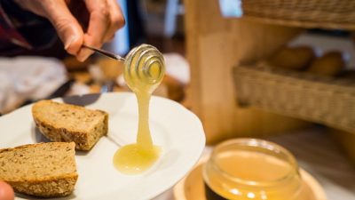 Den Bienenhonig aus der hauseigenen Imkerei gibt es zum FrühstückDen Bienenhonig aus der hauseigenen Imkerei gibt es zum Frühstück