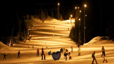 Auf der Königswiese am Katschberg herrscht zwischen 19:00 und 22:00 Uhr reger Pistenbetrieb. Schifahren bei Flutlicht, kostenlos (mit gültigem Schipass) und ohne Anmeldung. Für alle, die am Tag noch nicht ausreichend gefahren sind gibt es dieses tolle Abendangebot!