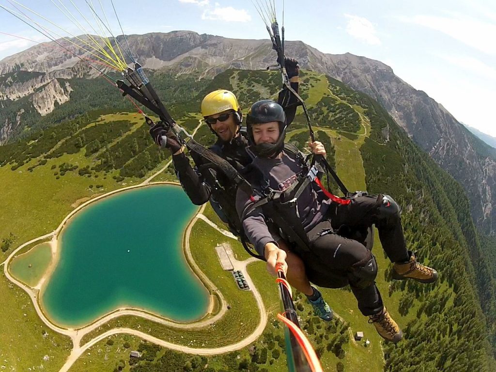 Paraglider Tandemflug über dem Stodertal in Österreich