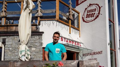 Christoph Hofmayer, Brauer im Restaurant Stamperl, höchste Brauerei Österreichs Christoph Hofmayer, Brauer im Restaurant Stamperl, höchste Brauerei Österreichs