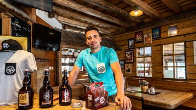 Christoph Hofmayer, Brauer im Restaurant Stamperl, höchste Brauerei Österreichs Christoph Hofmayer, Brauer im Restaurant Stamperl, höchste Brauerei Österreichs
