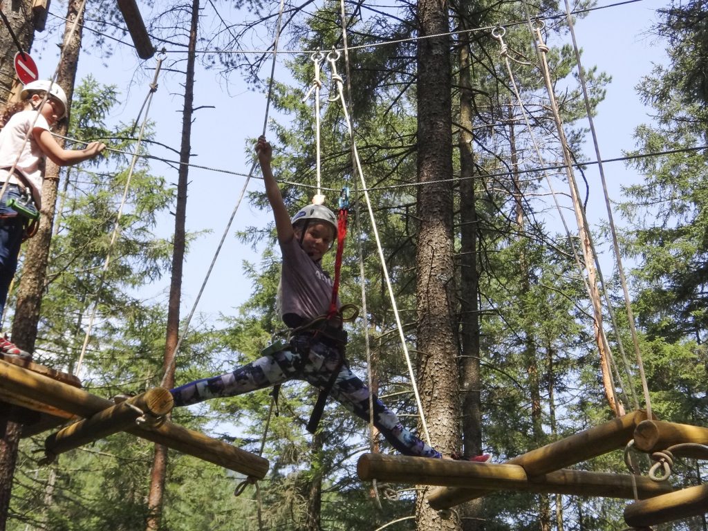 Kinder im Hochseilgarten in Hinterstoder in Österreich