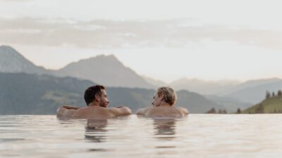 Pärchen am Rand von einem Infinitypool des Wanderhotels Natur- und Wellnesshotels Höflehner mit Blick zum Dachstein© Natur- und Wellnesshotel Höflehner Pärchen am Rand von einem Infinitypool des Wanderhotels Natur- und Wellnesshotels Höflehner mit Blick zum Dachstein© Natur- und Wellnesshotel Höflehner