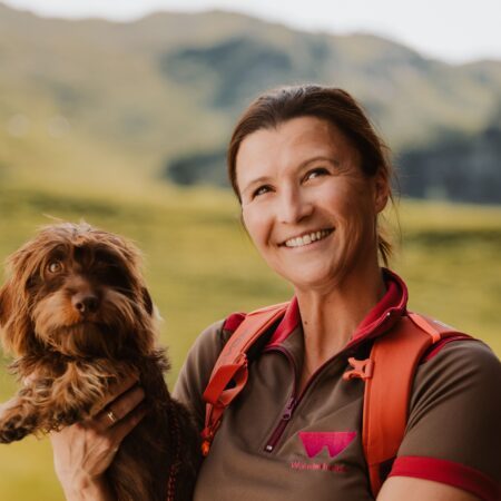 Wanderhotelière und Wanderhotels-Wanderconcierge vom Wanderhotel Jägeralpe in Warth macht geführte Wanderungen in Vorarlberg.© Ski- und Wanderhotel Jägeralpe