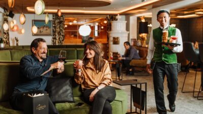 Im Wanderhotel Jägeralpe in Warth lädt die Verwöhnpension zum Schlemmein ein.© Lisa Immler Photography