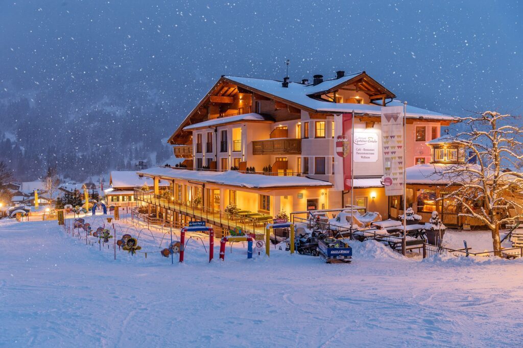 Wanderhotel Gasteiner Einkehr bei Nacht mit Schneeflocken