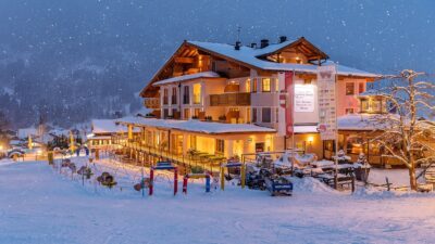 Wanderhotel Gasteiner Einkehr bei Nacht mit Schneeflocken ©Hotel Gasteiner Einkehr