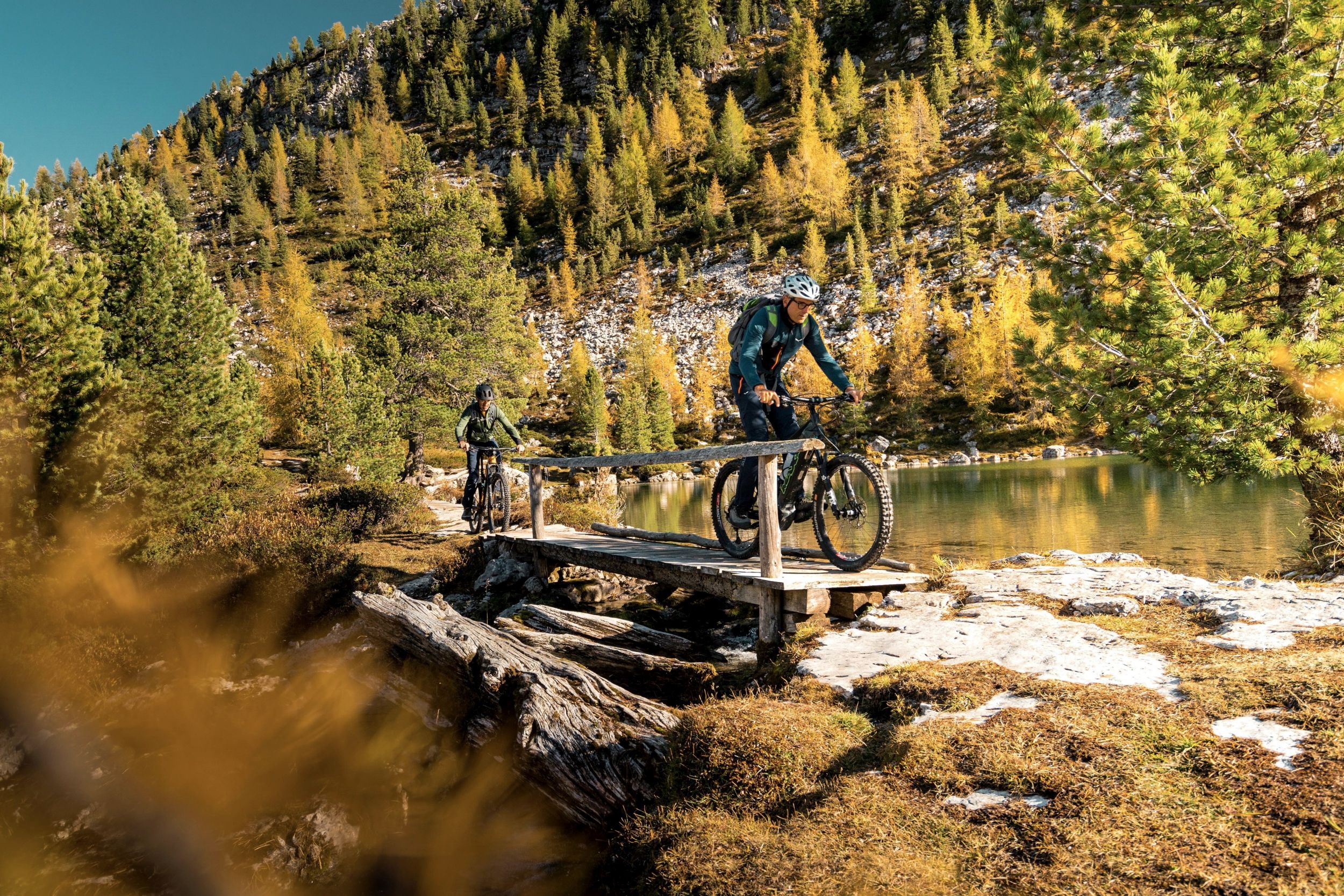 Mountainbiker fährt über eine Brücke