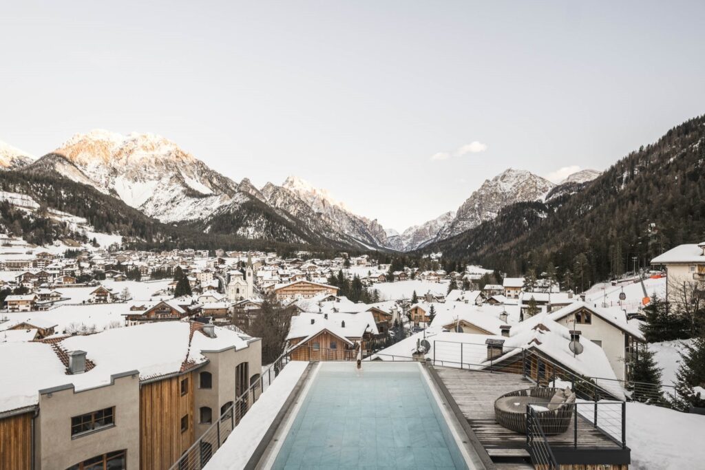 Im Infinity Pool des Excelsior Dolomites Resort tauchst du bei deinem Wellnessurlaub am Kronplatz ab.