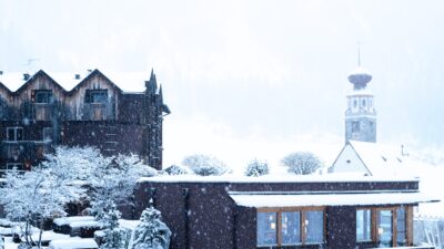 Das Wanderhotel Tonzhaus im Südtiroler Schnalstal glänzt im Winterkleid.© Daniela Brugger