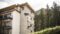 Die Dolomiteswall an der Hotelmauer des Excelsior Dolomites LIfe Resort ist der Beginn deines Kletterurlaubs in Südtirol.
