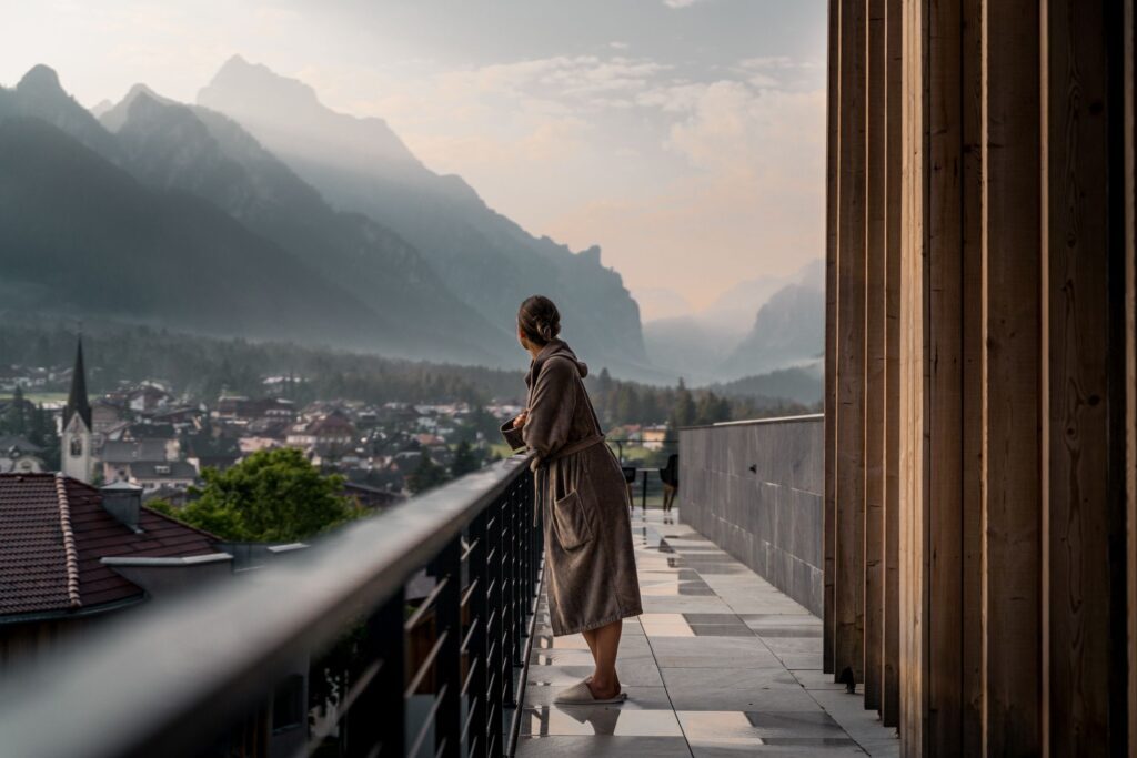 Gast steht auf der Terrasse und betrachtet die Aussicht