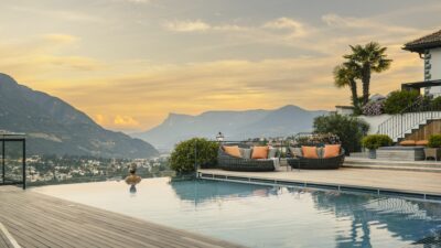 Der Außenpool des Golserhofs, 4-Sterne-Hotel in Meran, mit Blick auf die Kurstadt.© Tiberio Sorvillo