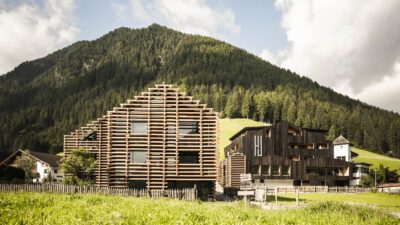 Jaufentalerhof außen Ansicht mit neuem Gebäude(C) Hannes Niederkofler