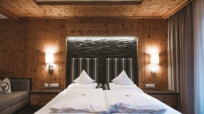 Gemütliches Zimmer in stilvollem Design im Wanderhotel Landhotel Alpenhof in Filzmoos in Österreich.
