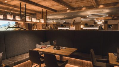 Gemütlicher Restaurantbereich in stilvollem Design im Wanderhotel Landhotel Alpenhof in Filzmoos in Österreich.