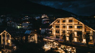 Das Wanderhotel Chesa Monte garantiert einen Winterurlaub mit Kindern in Tirol nach Maß.© Heldentheater