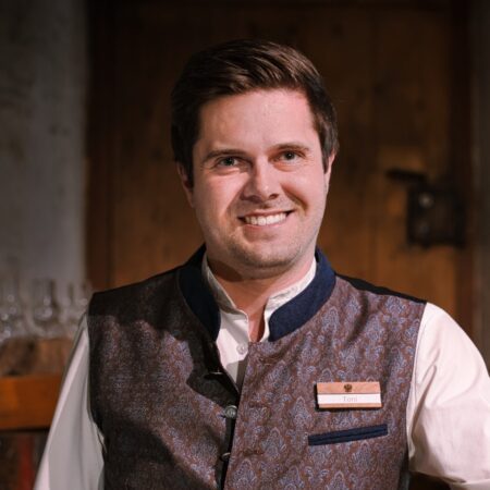 Toni Steiner, Gastgeber im Hotel Autentis steht und lächelt(c) Hotel Autentis Toni Steiner, Gastgeber im Hotel Autentis steht und lächelt(c) Hotel Autentis