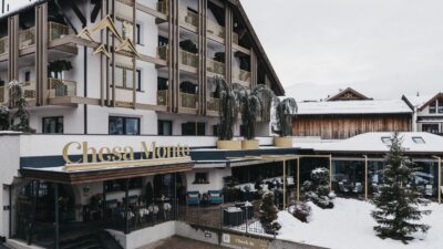 Winterurlaub im Wanderhotel Chesa Monte – verschneite Berge und gemütliche Wohlfühlatmosphäre© Heldentheater