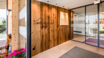 Der Eingangsbereich des Wanderhotels Lumberger Hof ist die Tür zu deinem Winterurlaub ohne Skifahren im Tannheimer Tal.© Fotostudio Rene
