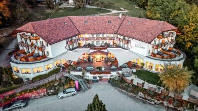 Das traumhafte Hotel Marica in Eggen in Südtirol beeindruckt außen mit schönen Blumen.© Hotel Marica