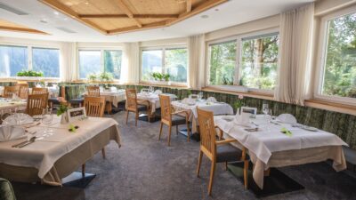 Das einladende und stilvolle Restaurant des Wanderhotels Hotel Marica in der Nähe des Karersees in Südtirol.
