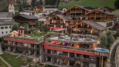 Außenansicht des schönen Wanderhotels Erlebnishotel Waltershof im Ultental in Südtirol.