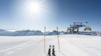 Hotel Waltershof Ski Piste mit zwei Skiern fertig zum los fahren©Hotel Waltershof, Michael Kuppelwieser