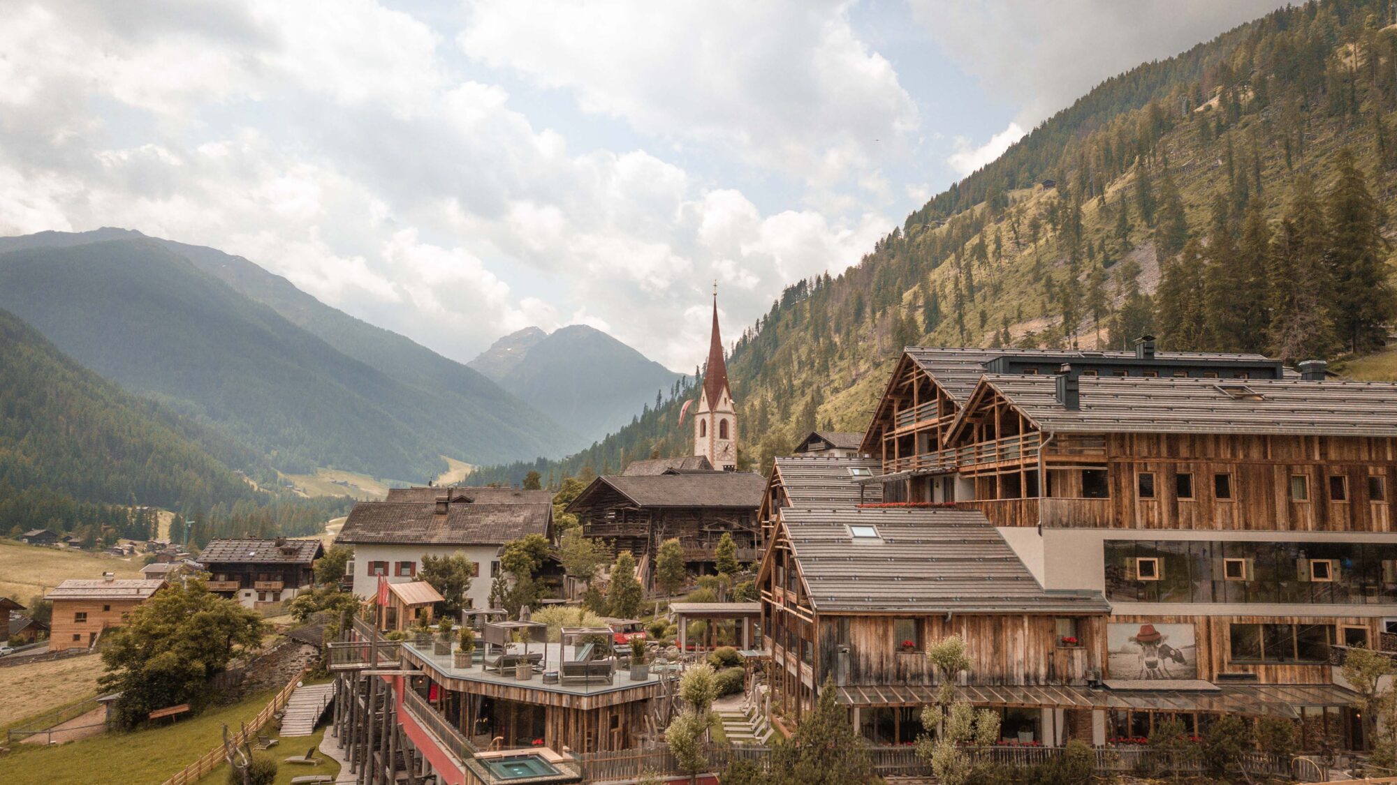 Außenansicht des schönen Wanderhotels Erlebnishotel Waltershof im Ultental in Südtirol.