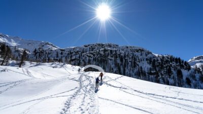 Ski Touren mit blauem Himmel und Sonnenschein©Hotel Waltershof, Michael Kuppelwieser
