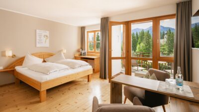 Die Zimmer im Wanderhotel Naturhotel Landhof Irschen verleihen Wohlfühl-Atmosphäre.© KWER