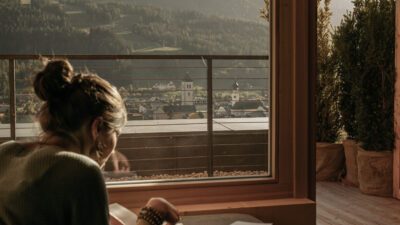 Leitlhof Frau liest ein Buch(c) Mike Rabensteiner