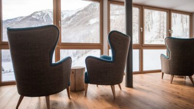 Bei einer wärmenden Tasse Tee den Blick auf die verschneite Winterlandschaft genießt man im Wanderhotel Tonzhaus.© Patrick Schwienbacher