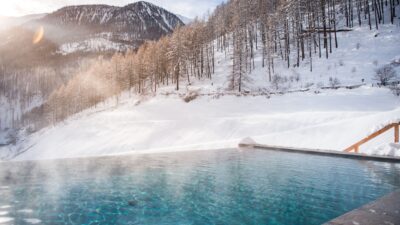 Im Infinity-Pool, umgeben von Schnee und hohen Bergen, relaxen - das ist das Wanderhotel Tonzhaus in Südtirol.© Patrick Schwienbacher
