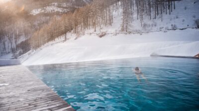 Ein Infinity-Pool mit Bergblick - das ist das Wanderhotel Tonzhaus im Schnalstal.© Patrick Schwienbacher