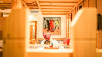 Stylisches Wanderhotel Glemmtalerhof inmitten der Berge und Wanderwege in Saalbach.© anklang.cc