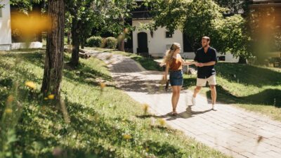 Ein glückliches Paar im Dorf Schönleitn© Heldentheater