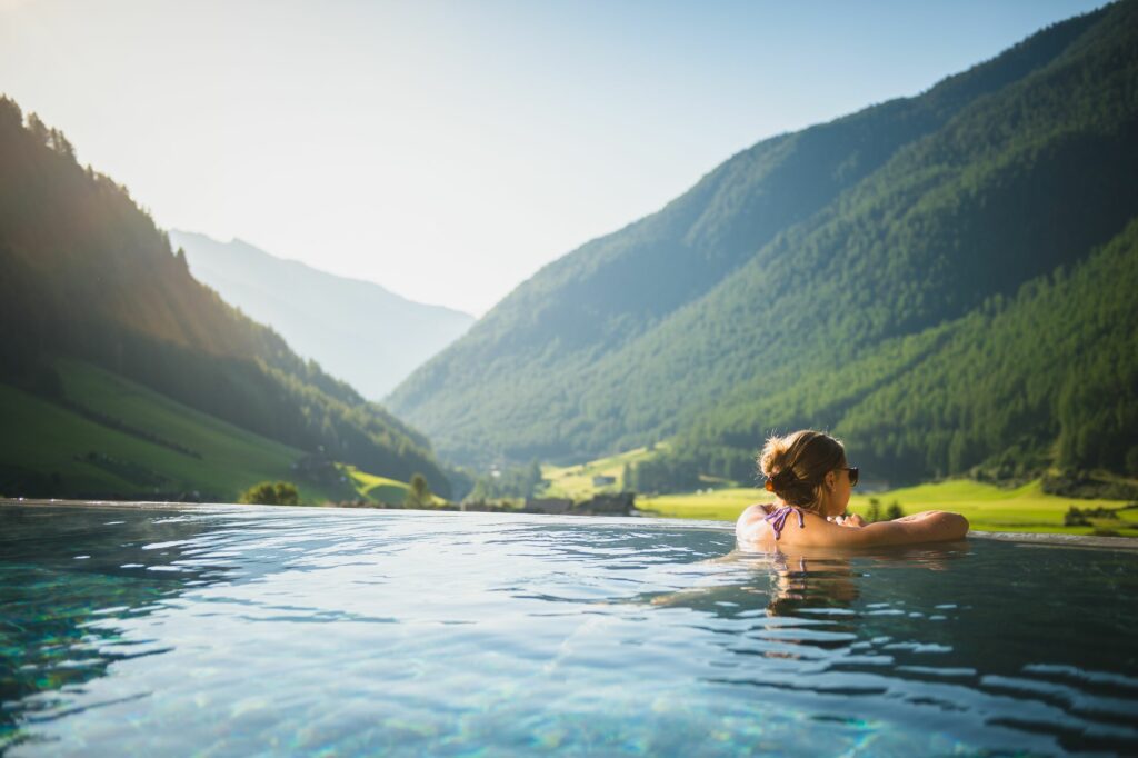 Der Pool vom Wanderhotel Tonzhaus in Südtirol gewährt schönste Ausblicke auf die umliegenden Berge.