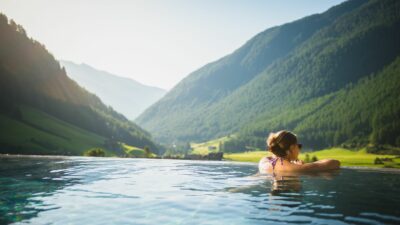 Der Pool vom Wanderhotel Tonzhaus in Südtirol gewährt schönste Ausblicke auf die umliegenden Berge.©Schwienbacher