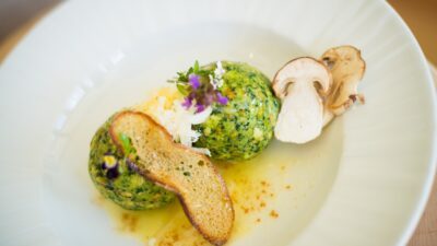 Traditionelle Südtiroler Küche im Restaurant des Wanderhotels Tonzhaus wie z.B. Kräuterknödel.© Patrick Schwienbacher