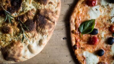 Ofenfrische Pizza gibt es beim Wanderhotel Tonzhaus im Schnalstal.© Florian Andergassen