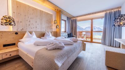 Das Natur- & Wellnesshotel Höflehner, ein Wanderhotel in der Steiermark, bietet helle, großzügige Zimmer.© Harald Steiner